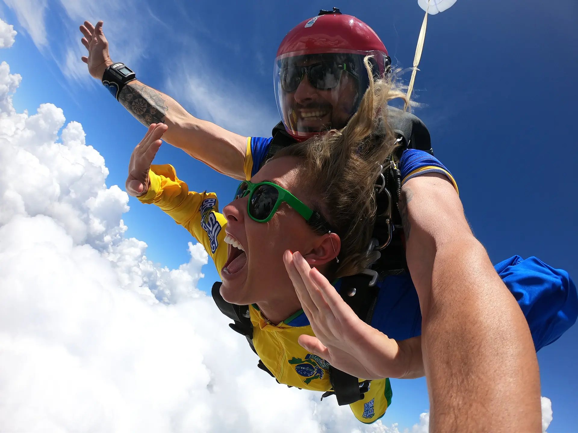 Salto de paraquedas com imagens de handcam